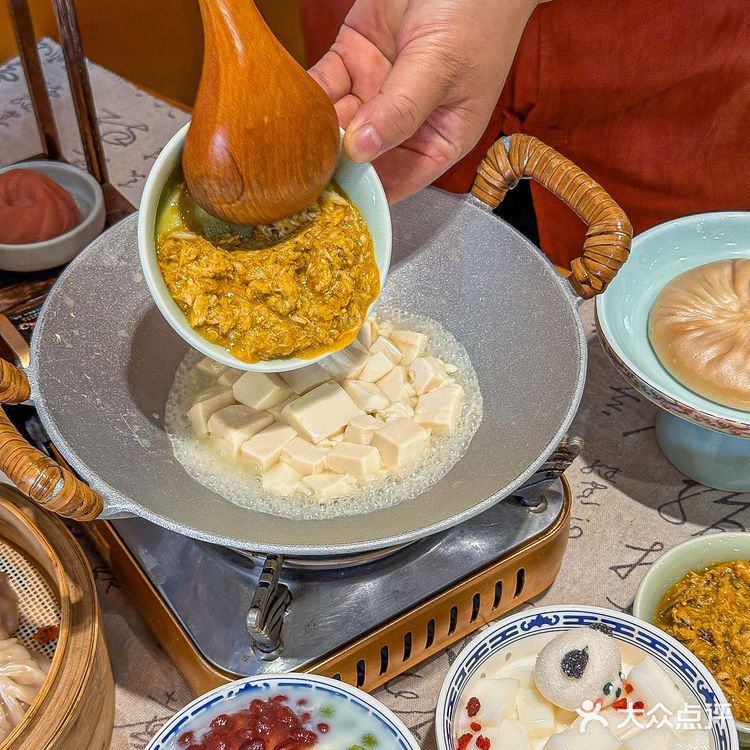 桨声灯影里的金陵蟹黄汤包！一个字绝~