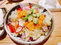 三文鱼牛油果沙拉-初居食屋日式料理(万象城购物中心店)