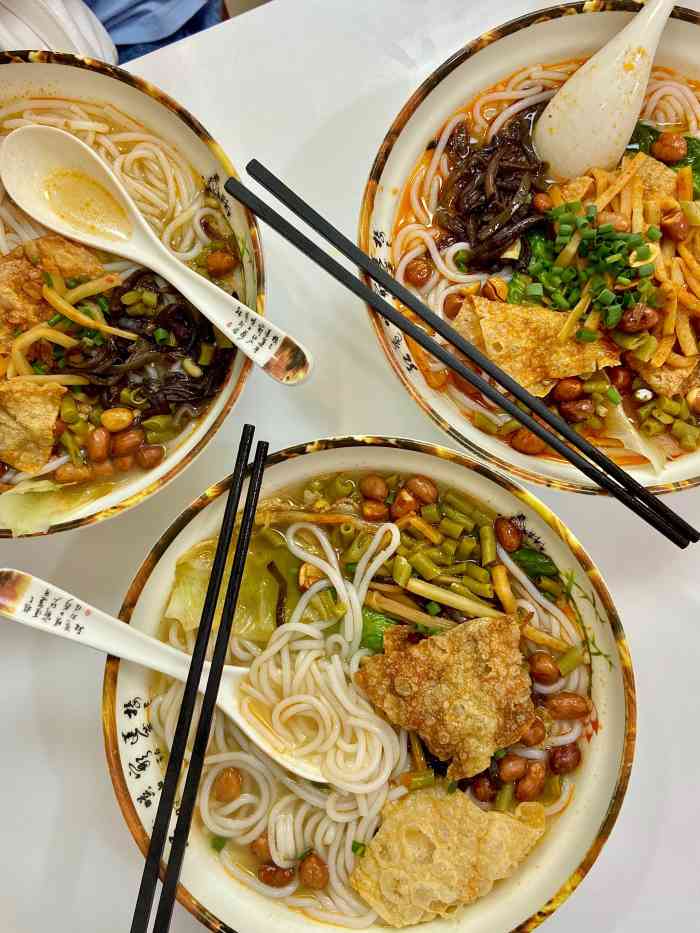 军元柳州螺蛳粉-"店铺在玖洲道入口处,很好找,显眼,方便.