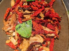皱皮椒炒牛肝菌-Ameigo梅果·云贵川bistro(长宁来福士店)