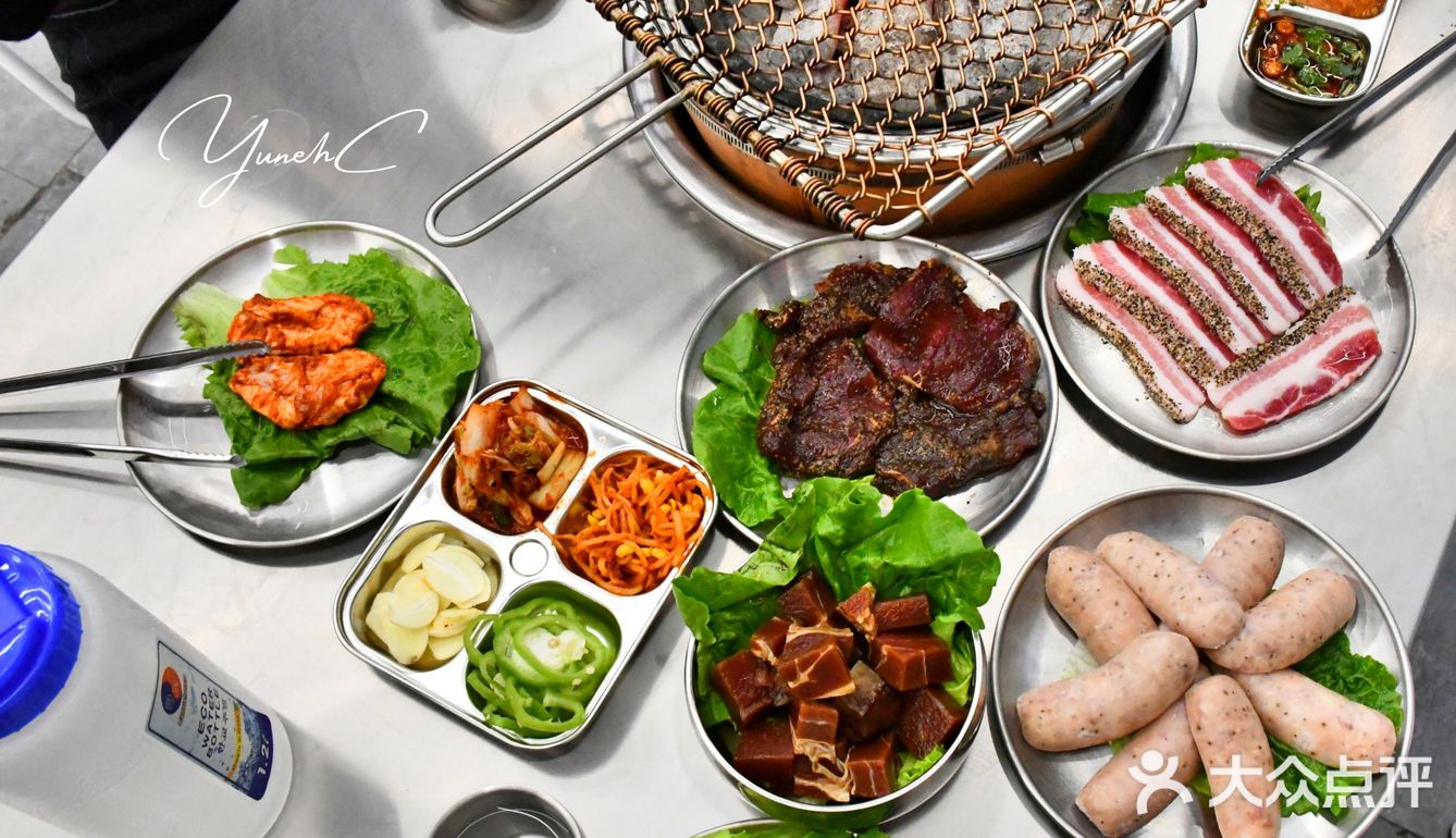 网红炭火烤肉店