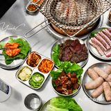 网红炭火烤肉店