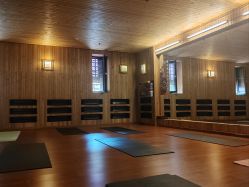 -威思丽高温瑜伽会馆