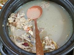 -果松木炭酸菜铜火锅·外婆参鸡汤