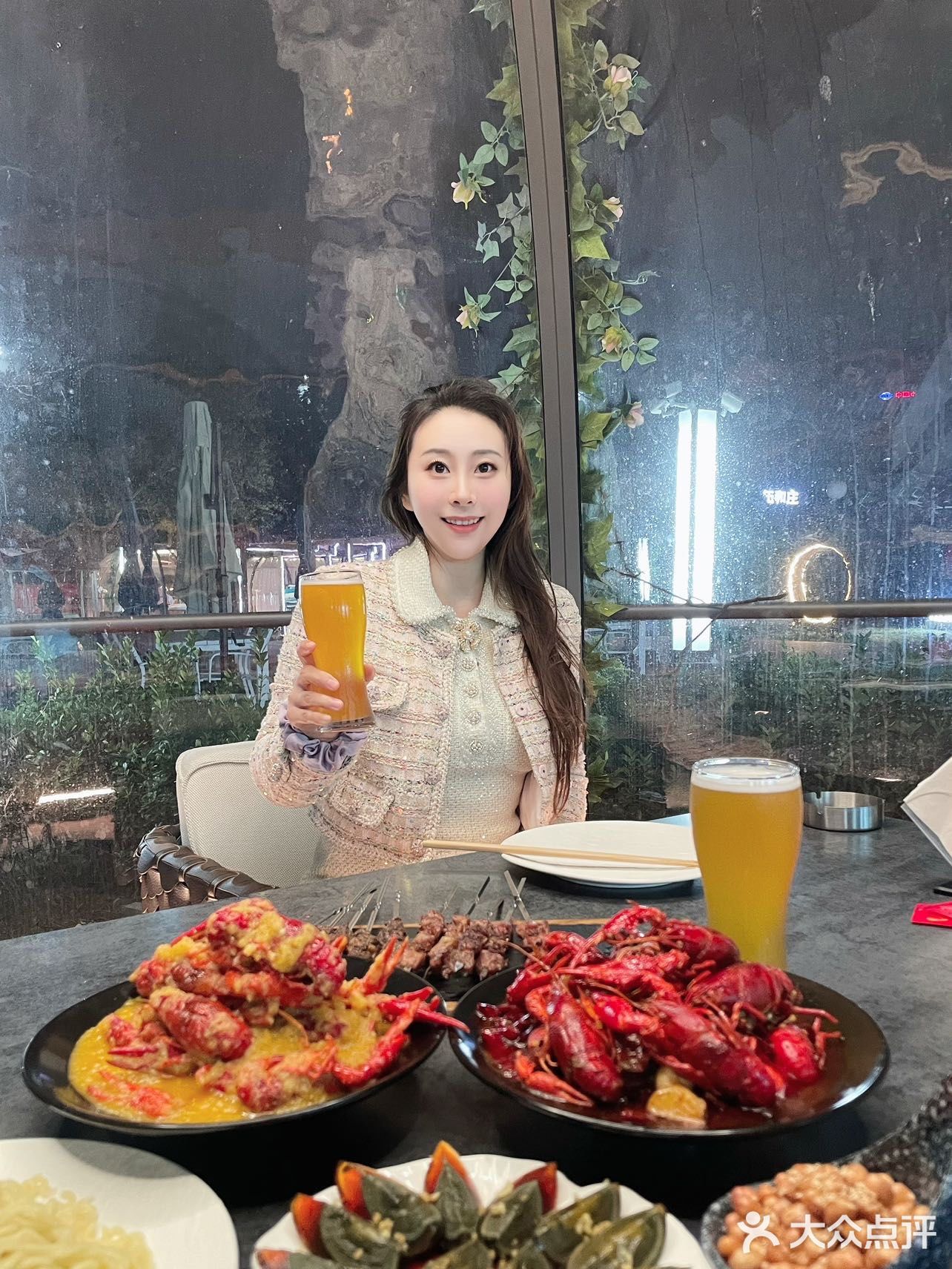 我跟朋友聚会来到了伍和庄皇家啤酒花园，这里不仅有美食