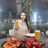 我跟朋友聚会来到了伍和庄皇家啤酒花园，这里不仅有美食