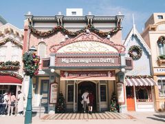 -小镇影院迪士尼小熊Duffy与他的朋友合影地