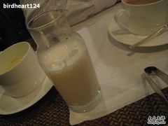 喝咖啡的牛奶，瓶子好可爱-上海璞麗酒店