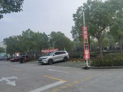 -秀沿路地铁站停车场
