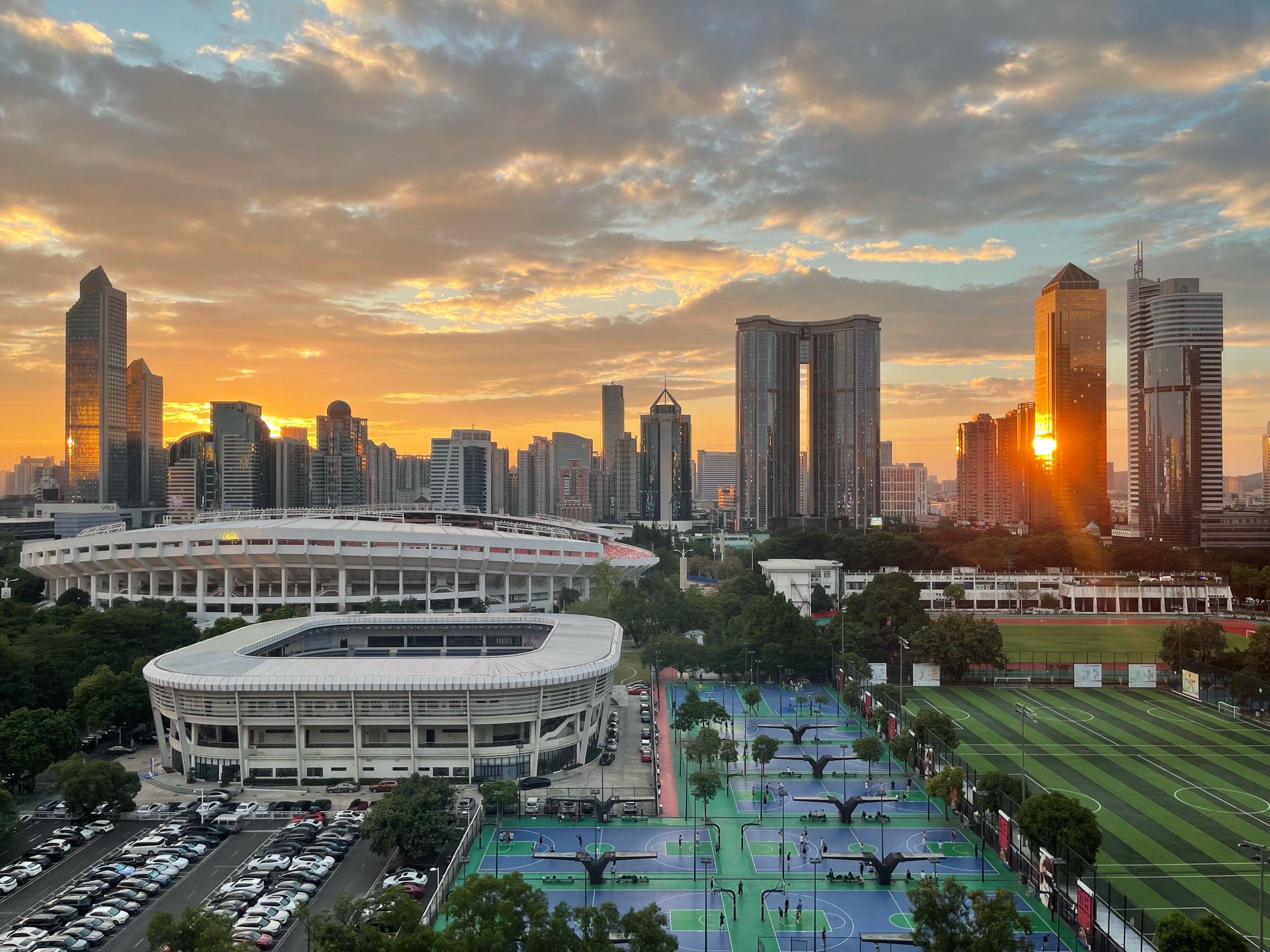 体育中心上班!下班可以直接去打球