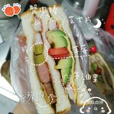 肉肉不能少！推荐午餐肉，培根，火腿肠，煎一下会更香哦！