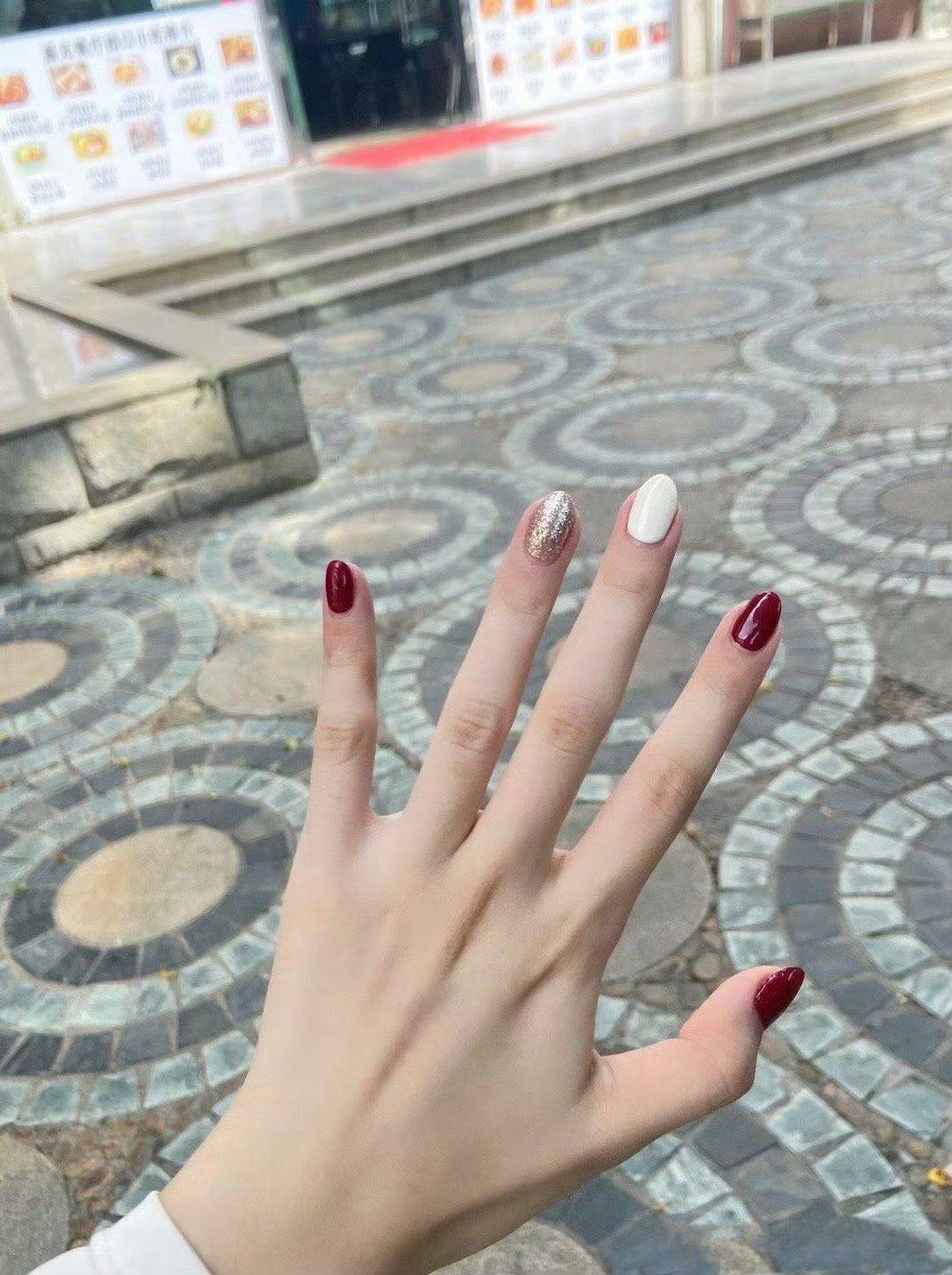 温柔酒红纯色亮片美甲 美翻了
