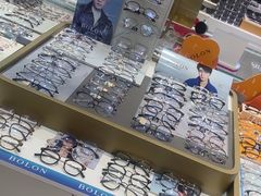 -美式眼镜·授权蔡司.依视路.尼康.豪雅.明月(人民广场店)