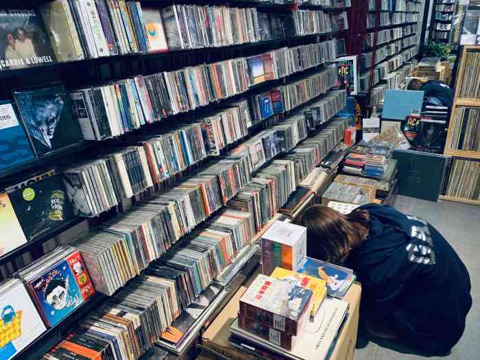 music store(东四店)-"现在这样的碟片店是越来越少了呢,现在都是.