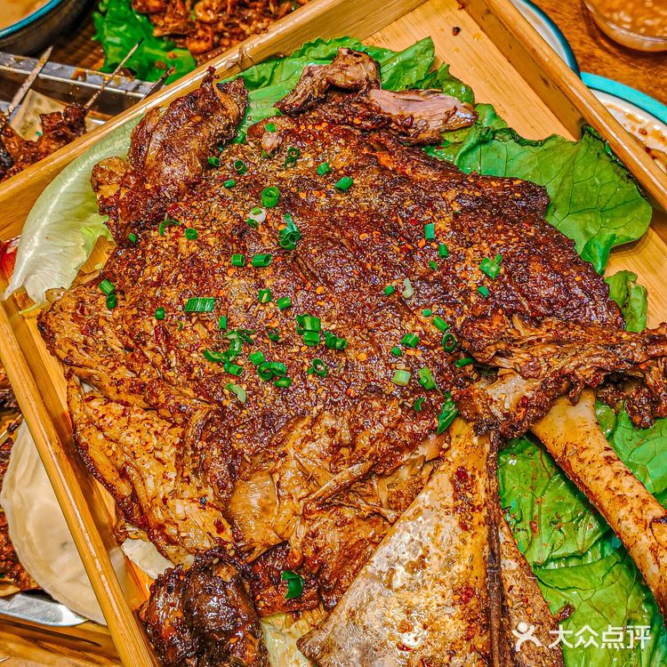 生活的烟火气，就藏在羔羊烤肉的夜市里
