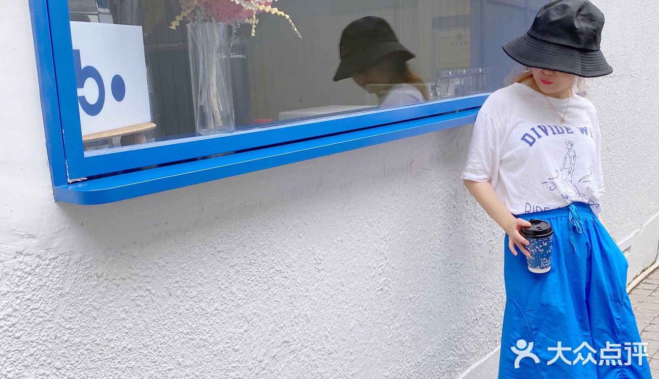 蓝白文艺咖啡店的恬静