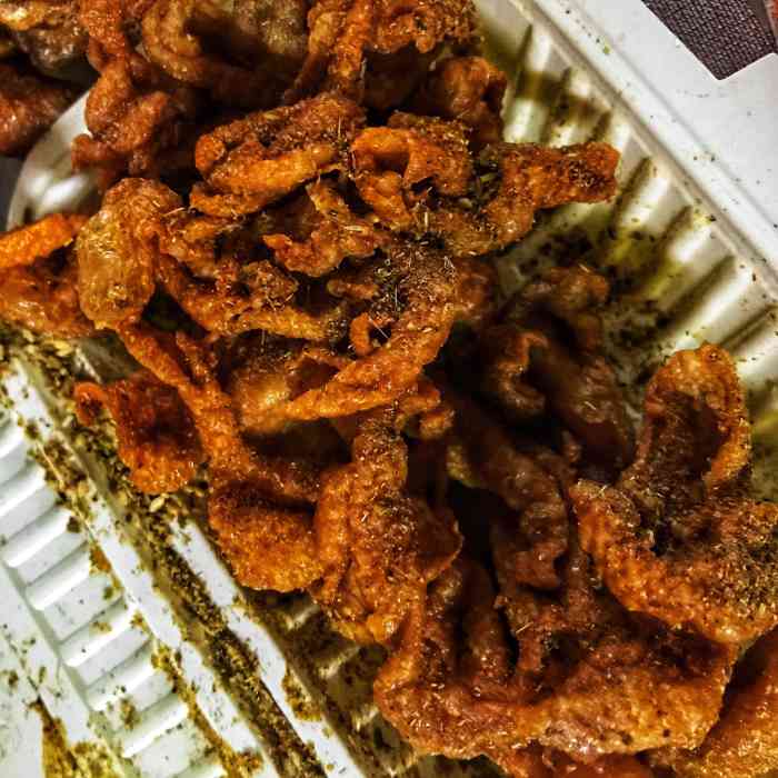 刚炸出来的鸡皮,嘎嘣脆,加上孜然粉和辣椒面儿,味道可以的