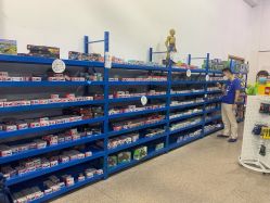 -逝水玩具折扣店