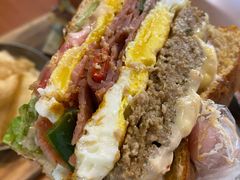 双蛋指椒牛肉汉堡-魏斯理汉堡(西安沣东吾悦店)