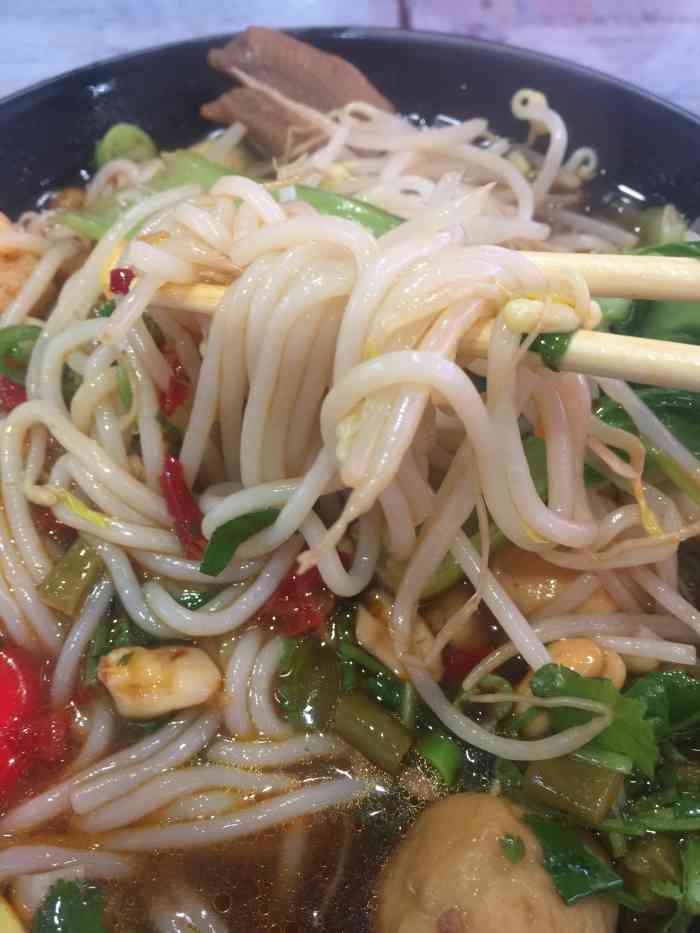 卤小仙卤粉快餐-"在大商里买了些小吃坐在这家店附近吃,需要.