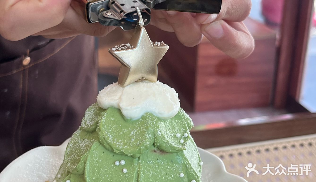 ㅤ 值得一试就是他们家甜品，圣诞树和蓝莓塔一点都不踩雷！