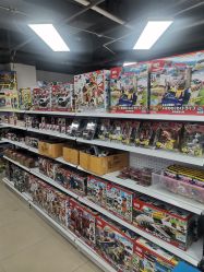 -来此探索玩具仓储店