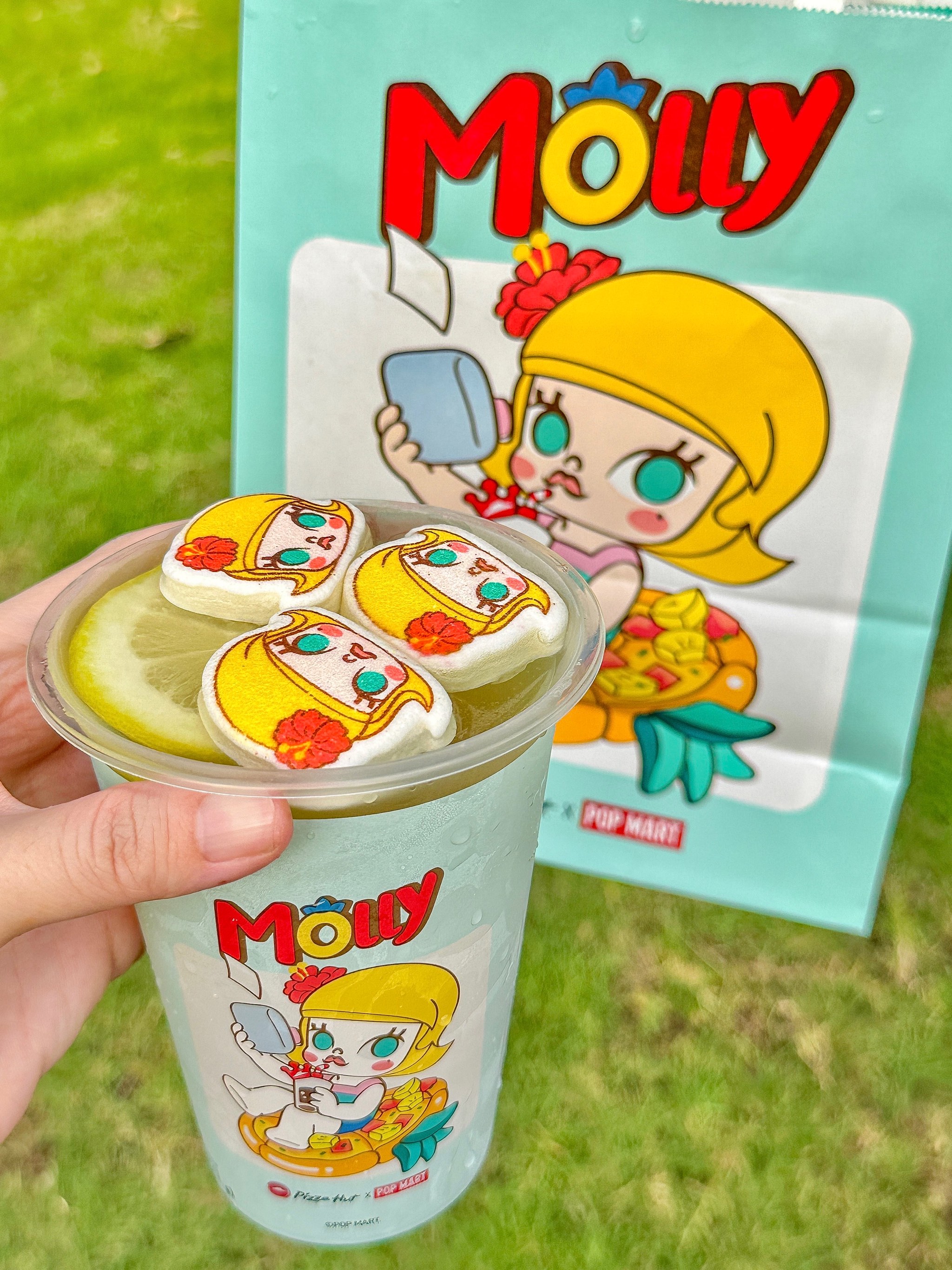 一起去必胜客喝molly联名新品吧 \\n这一抹蓝色小清新