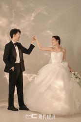 -现代经典婚纱摄影