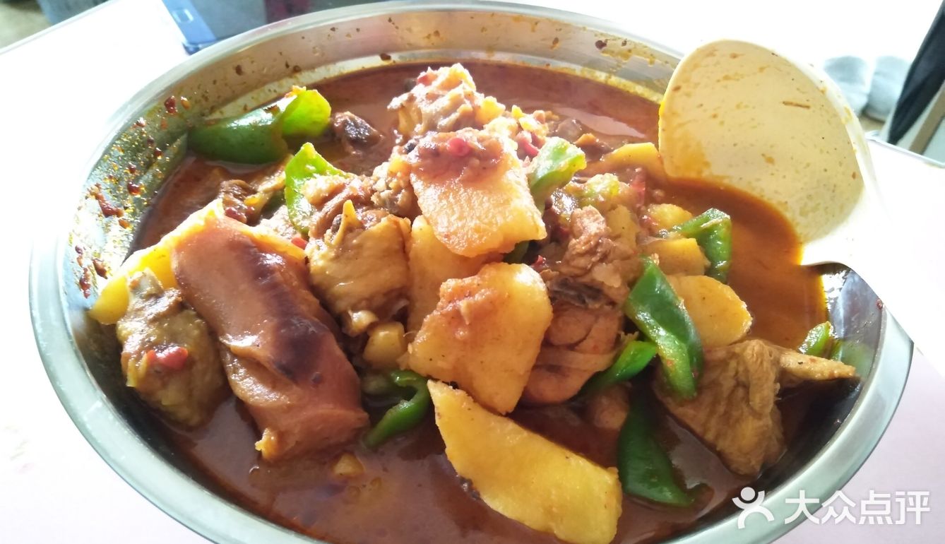 将鸡肉水尽量弄干，油开后加入白糖一大拇指盖左右