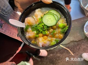 每次去吃火锅，必点的菜品就是虾滑，无论是辣锅还是清汤