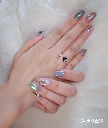 店里有超多好看的美甲款式可以选 甲油胶和小饰品很多都