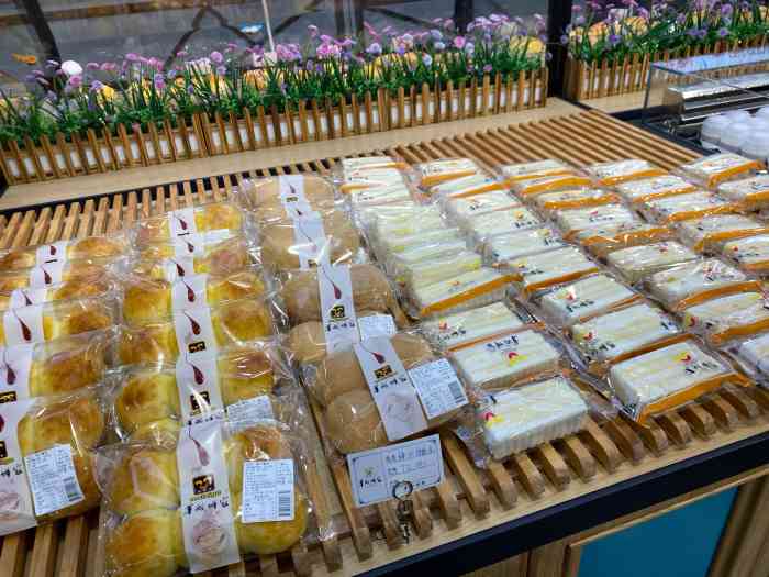 羊城饼家(长塘店)-"[薄荷]环境:装修普通,面包摆放整齐有.