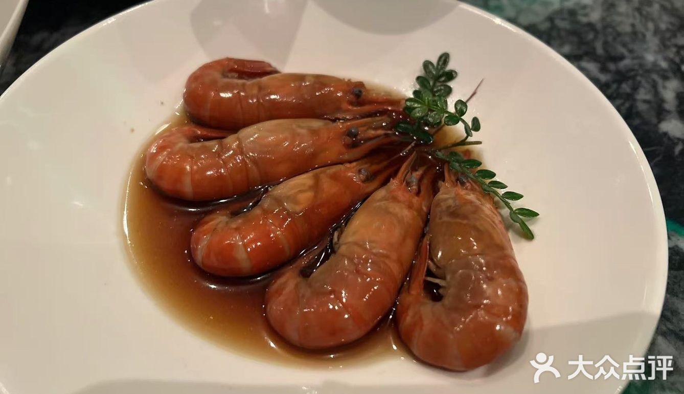 泳池边的晚餐