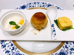 绿豆饼鲜肉月饼杏仁豆腐点心拼盘-Yan Ting 宴庭中餐厅(上海静安瑞吉酒店)