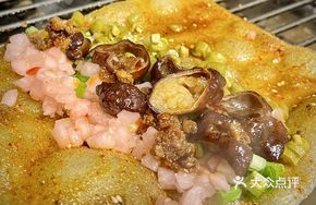 Sliced Taro Skin Wrapped with Pickled Radish and Braised Pork Intestines