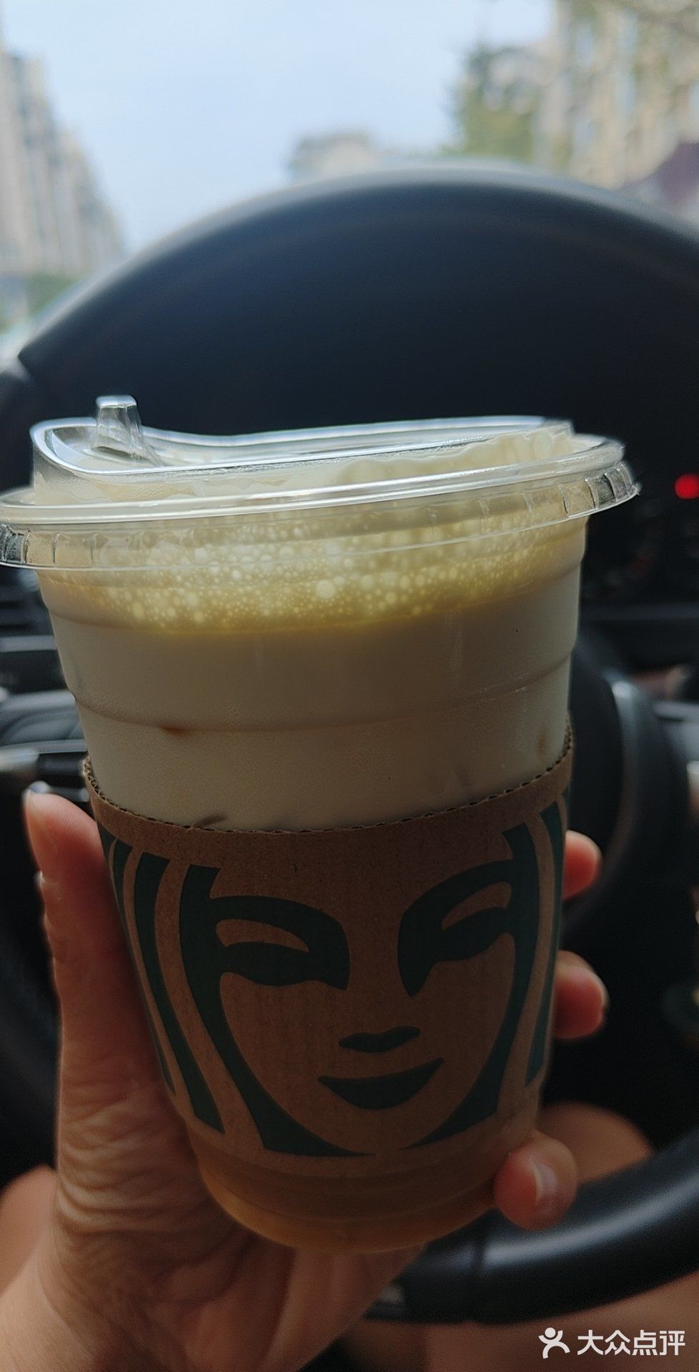是一个崭新的甄选店，店内干净整洁，统一的星巴克培训
