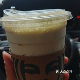 是一个崭新的甄选店，店内干净整洁，统一的星巴克培训