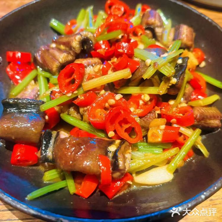 暖色灯笼下品味人生