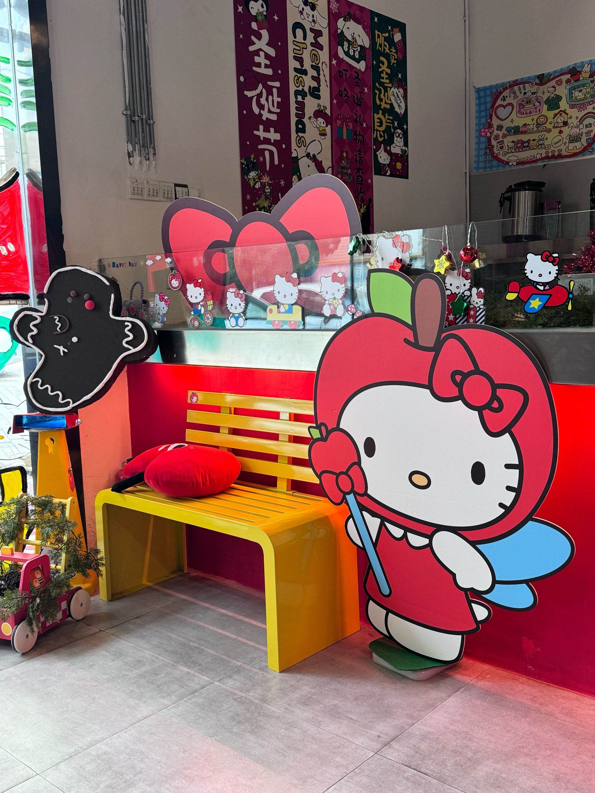 sisi咖啡\n☕️:全店都是kitty猫,粉嫩嫩的店