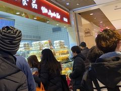 等位区-白玉兰食品甜凤店(合生汇店)