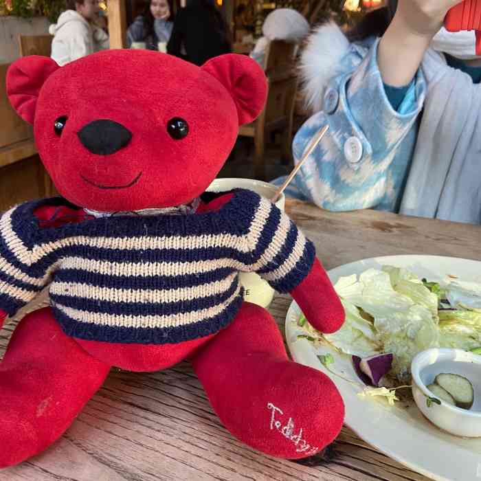 汁酸酸甜甜的也不错 就是有一种草莓罐头的感jiao哈哈哈哈 小熊很可爱