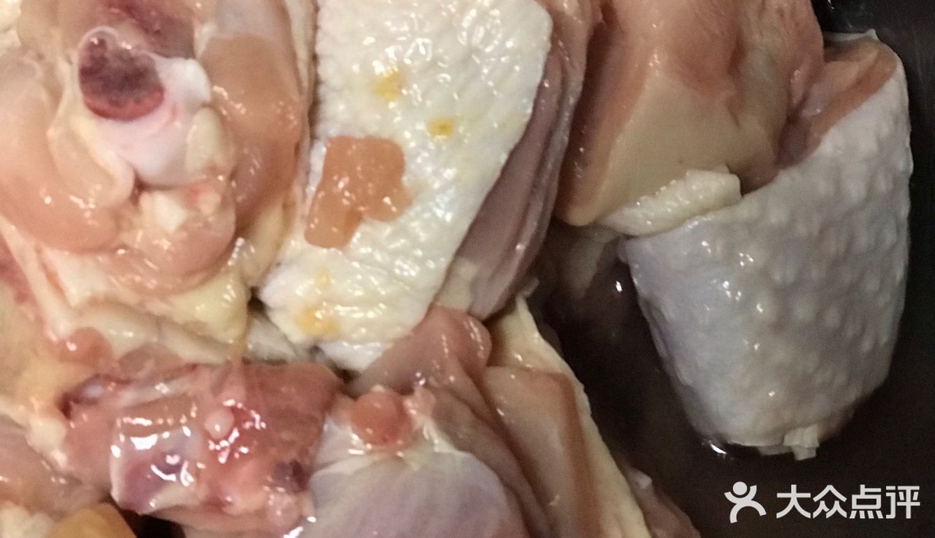 大盘鸡和炒面片！材料非常简单：半只三黄鸡