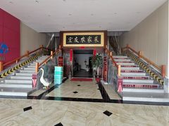 进门一楼，左右两侧通往场馆-添赐温泉馆(上南路店)