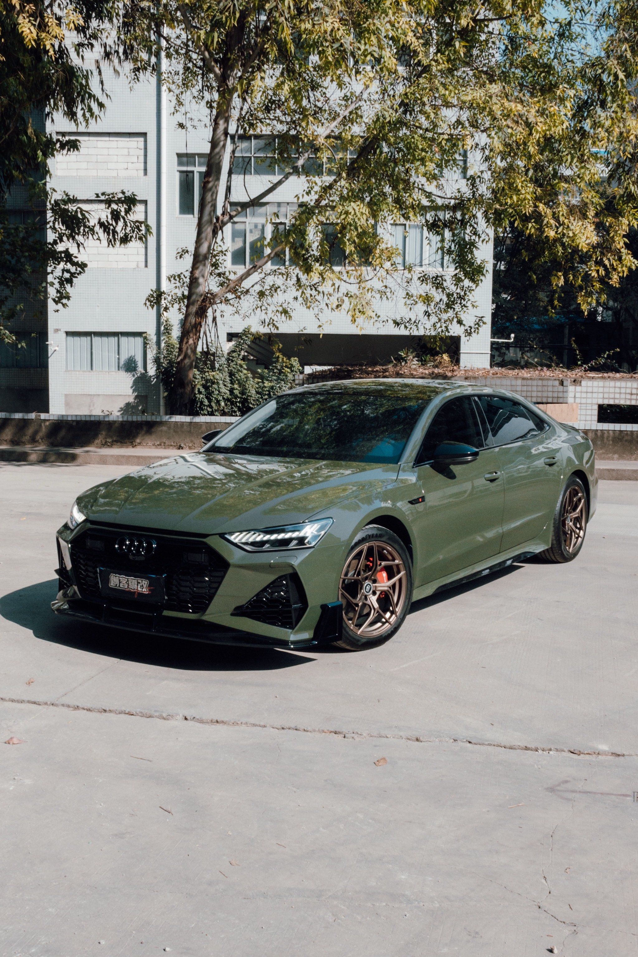 🌟奥迪a7l升级rs7包围,全车改色橄榄绿改色膜,打造个性专属座驾!