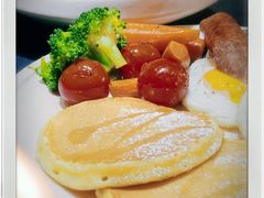 煎双蛋烤肠松饼全餐-明谦·Coffee&Cocktail Bar(美您公园店)