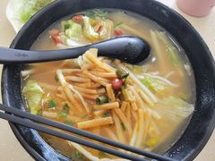 酸辣笋尖粉-龙记桂林米粉(财满街店)