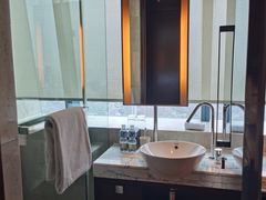 这里是门，马桶在门的右侧-上海龙之梦万丽酒店