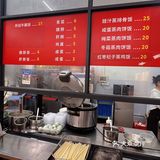 服了，猜猜是哪家公司的饭堂……