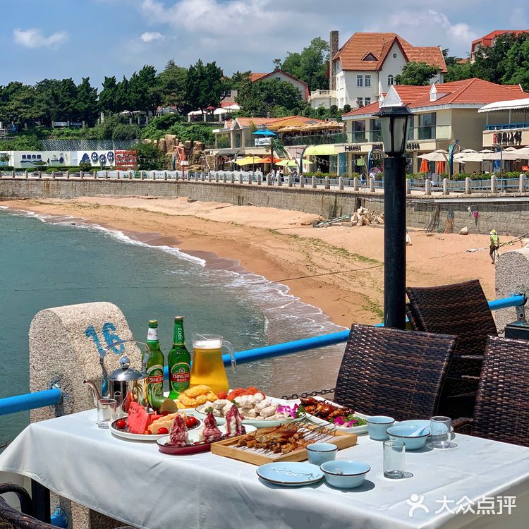 青岛海边餐厅蛤蜊味的海风是夏天的标配