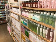 -名创优品(北京新中关购物中心地铁层店)